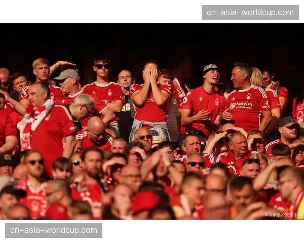 球迷组织因在比赛中燃放违规烟火，其所属俱乐部遭到罚款