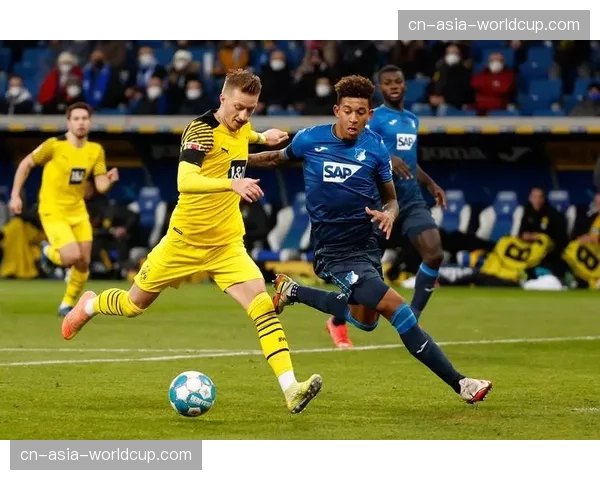 美因茨对阵波鸿,裁判组首次佩戴具有降噪和即时通讯功能的新款执法耳机 美因茨对阵波鸿,裁判组首次佩戴具有降噪和即时通讯功能的新款执法耳机