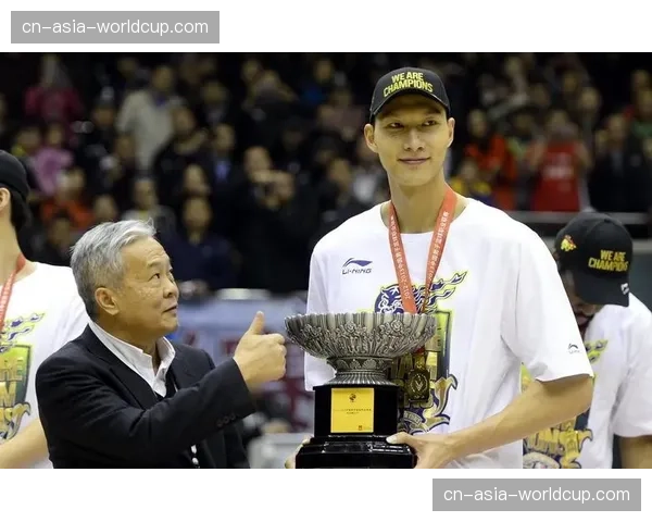 CBA总冠军奖杯开启全国巡展，首站定于广州