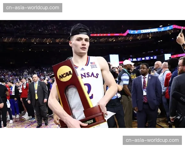 NCAA冠军教头在篮球峰会上发表演讲：强调大学篮球应加强肋部进攻战术教学